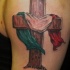 croce di legno colorato con bandiera italiana tatuaggio