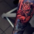 Tatuaje en el antebrazo, personaje Darth Maul furioso de comics
