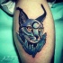 Tatuagem em quadrinhos colorida perna estilo fantasia caracal com diamantes