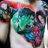 Comic Bücher Stil farbige Schultern und Brust Tattoo mit verschiedenen Superhelden