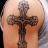 Tatuaje en el hombro,
 cruz antigua interesante