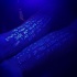 Tatuajes en los antebrazos, inscripción larga de tinta ultravioleta