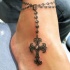Tatuaje en el tobillo, 
pulsera con cruz preciosa