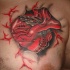 Tatuaje del corazón biomecánico  en el pecho