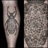 Tatuaje en la pierna, escarabajo grande único con ornamento floral