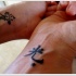 freschi geroglifici cinesi tatuaggio sul polso