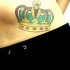 bella corona tatuaggio su pancia di ragazza