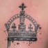 bella corona tatuaggio sul petto per uomo