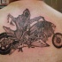 fresco motociclista morto tatuaggio sulla schiena