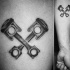 Tatuaje en el antebrazo, pistones de motor simples, colores negro blanco