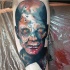 Tatuaje en el antebrazo, zombi espantoso de varios colores