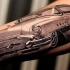 Tatuaje en el antebrazo, coche retro detallado