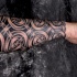 Tatuaje en el antebrazo, armadura celta impresionante