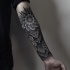 Tatuaje en el antebrazo,  abstracción maravillosa con flores, tinta gris y negra