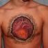 bella idea di cuore tatuaggio su petto per uomo tatuaggio