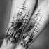 Le style cool du linework peint par Inez Janiak avant-bras tatouage de loups dans la forêt