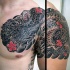 Tatuaje en el hombro,
 dragón excelente con flores diminutas