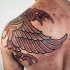 Cool aussehender farbiger großer antiker Adler Tattoo an der Schulter