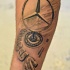 Tatuaje en el antebrazo, logo de mercedes grande