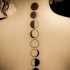 Tatuaje  de fases de la luna en la espalda