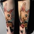 Tatuaje en el antebrazo,
gato egipcio en el traje