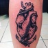 Tatuaje en la pierna,
ancla con corazón humano, idea interesante colores negro blanco