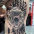 particolare dipinto nero e bianco orso ruggente con ornamento tatuaggio su lato