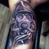 Cool gemaltes in Realismusart Bizeps Tattoo Soldat in der Gasmaske