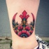Tatuaje en el tobillo, 
 emblema de la alianza Rebelde rojo estilizado con flor extraña