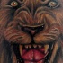 Tatuaggio colorato il leone con la bocca spalancata