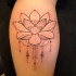 fresco piccolo fiore loto inchiostro grigio con perline tatuaggio su stinco