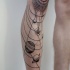 bei sole con i pianeti tatuaggio sulla gamba