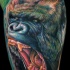 Tatuaje  de gorila peligroso en el brazo