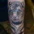 Tatuaje  de tigre blanco con ojos maravillosos azules