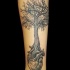 Tatuaje en el antebrazo, árbol crece de un corazón