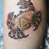 Tatuaje en la pierna,
cangrejo con símbolos