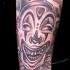 pagliaccio pazzo in un cappello tatuaggio