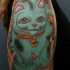 Tatuaje en el brazo, gato chino de la suerte, azul