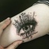 Creativo pintado hermoso tatuaje de ojos de mujer con árboles y letras