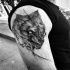 Espeluznante estilo de terror pintado por Inez Janiak tatuaje en la parte superior del brazo del lobo enojado