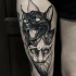 Tatuaggio alla coscia da brivido in stile blackwork di gatti neri e bianchi di Michele Zingales