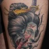Gruselig aussehendes farbiges Oberschenkel Tattoo mit abgetrenntem Geishas Kopf mit Dolch