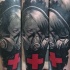 Gruselig aussehendes neue Schule Stil Frau in der Gasmaske Tattoo mit großem rotem Kreuz