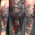 Gruselig aussehender Zombie Gladiator Krieger Tattoo am Unterarm mit alter Kampffläche