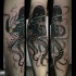 Gruselig mystisch aussehendes farbiges Arm Tattoo mit Oktopus   wie Menschen