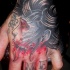 Gruseliges Oldschool Hand Tattoo mit blutigem Zombies Frauenkopf