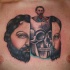 Tatuaje en el pecho,  dos mitades de cabeza con cráneo y hombre en el
