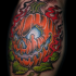Tatuaje  de calabaza enojada en llamas