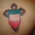 croce con bandiera italiana tatuaggio