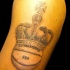 Tatuaje en el brazo,
corona con cruz y baloncesto